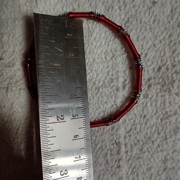 Red spring stretch bangle bracelet - Picture 3 of 4